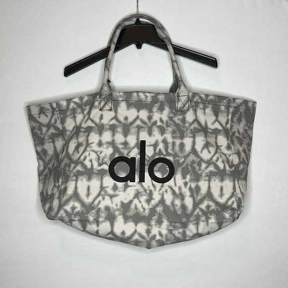 ALO Yoga Handbags - Alo shopper tote